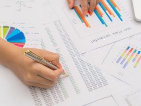 ما الفرق بين البيانات والمعلومات لناحية التعريف والطبيعية والاستخدام؟