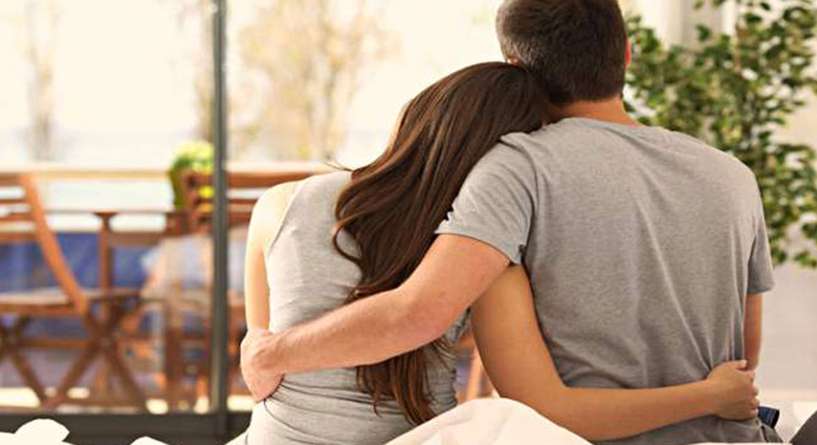 هل يحب الرجل النوم في حضن زوجته