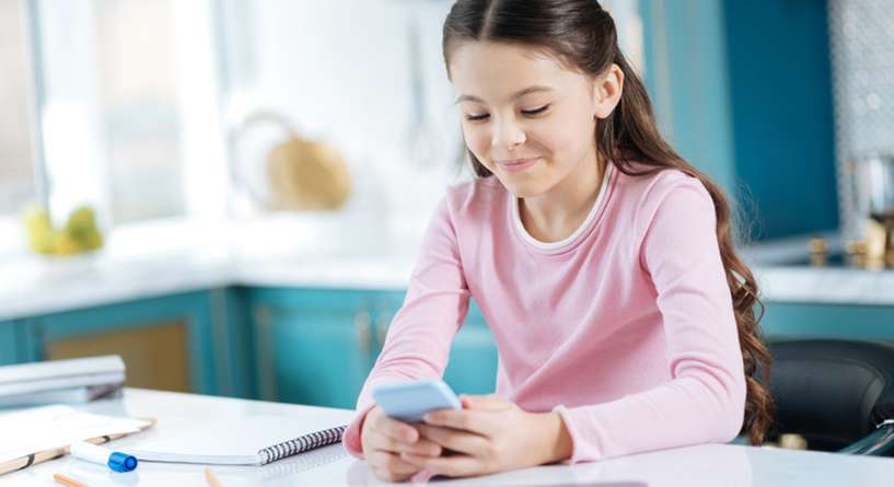 لماذا عليك ان تحذري من استخدام طفلك لتطبيق تيك توك