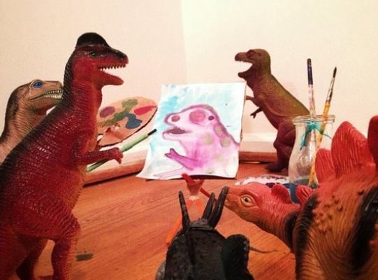 بالصور الديناصورات تلعب في المنزل أثناء نوم أطفالهم!