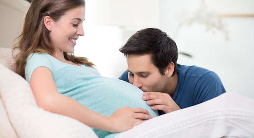 هل يشعر الجنين بلمسات والده
