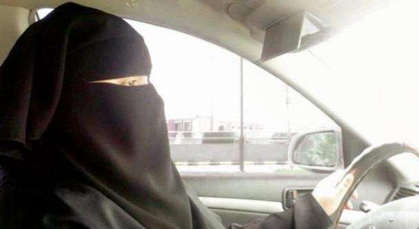 تحرير مخالفة بحق امرأة سعودية تقود سيارة