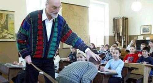 معلم يعتدي على طالب بالضرب