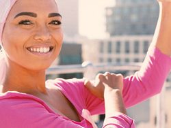 صورة امراة تحارب سرطان الثدي