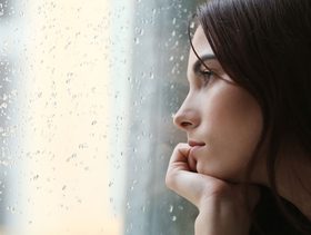 صورة امرأة مكتئبة وحزينة