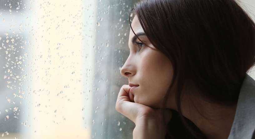 صورة امرأة مكتئبة وحزينة
