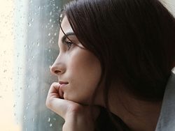 صورة امرأة مكتئبة وحزينة