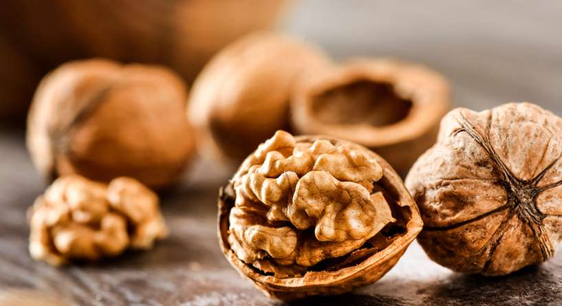 فوائد الجوز واللوز للرجال