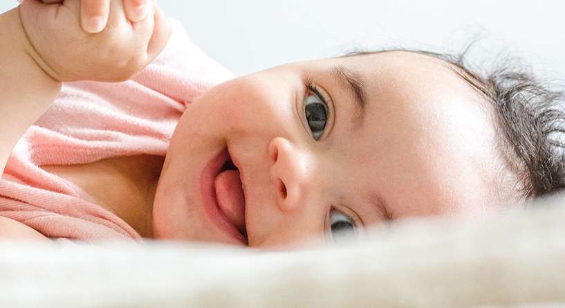 دراسة حديثة تكشف عن تطوير روح الدعابة المبكر عند الأطفال