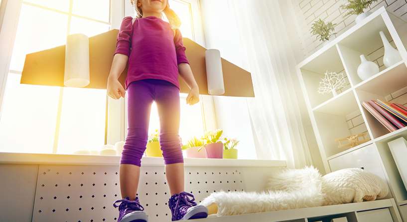 انا أم تسمح لأطفالها بالإستكشاف حتى لو على حساب ديكور المنزل