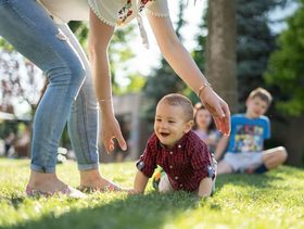10 أسئلة عن حبو الأطفال نجيبك عنها
