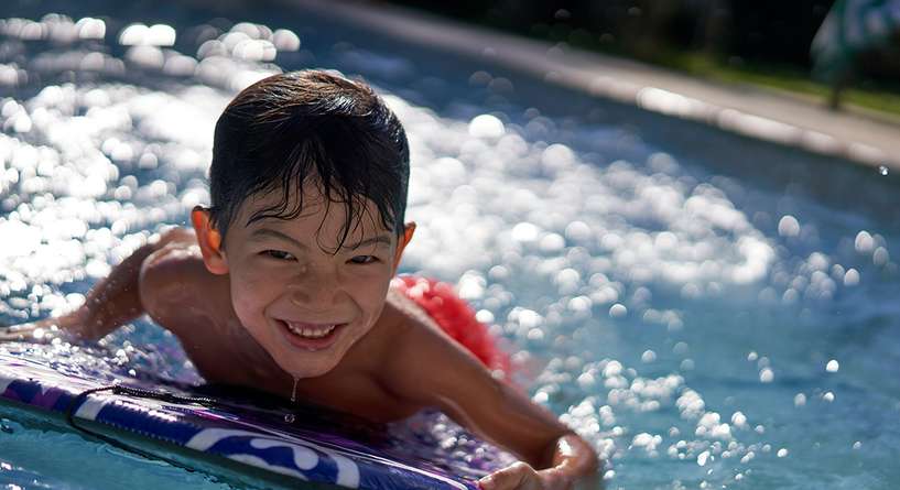 فوائد السباحة على صحة الأطفال