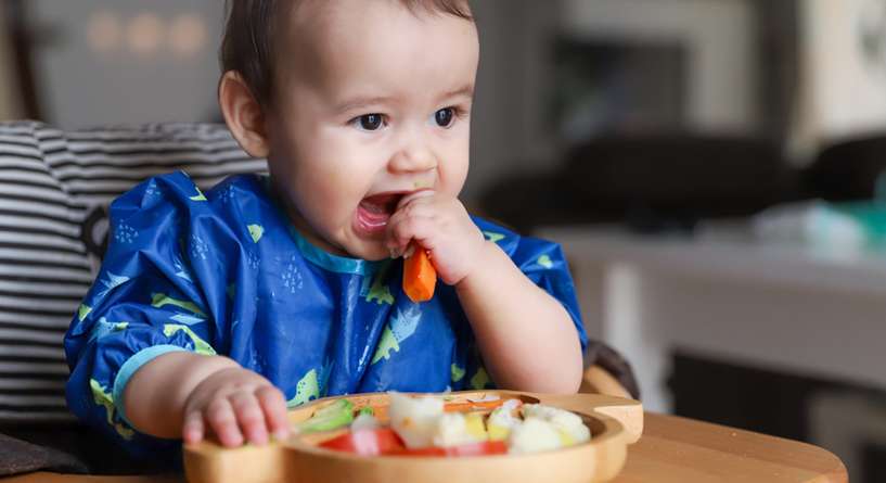 متى ياكل الرضيع الأطعمة الصلبة؟
