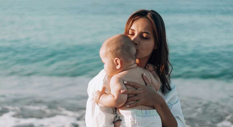 أنا أم تفضّل تمضية الوقت مع أطفالها على الشاطئ بدلًا من المسابح