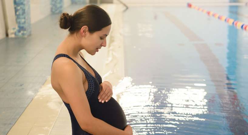فوائد ومخاطر السباحة أثناء الحمل