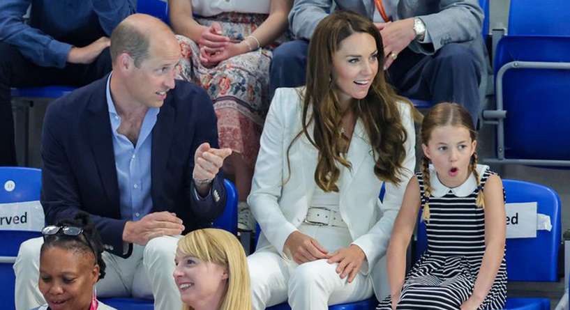 الأميرة شارلوت متحمسة برفقة والديها من دون إخوتها بالصور