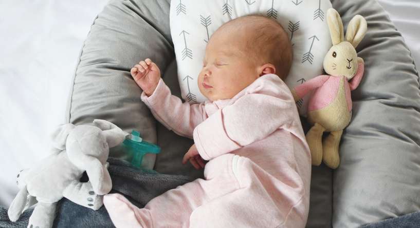 مخاطر نوم الرضيع المائل