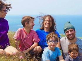 عائلة كندية تصنع ذكريات مرئية لأطفالها قبل أن يفقدوا بصرهم