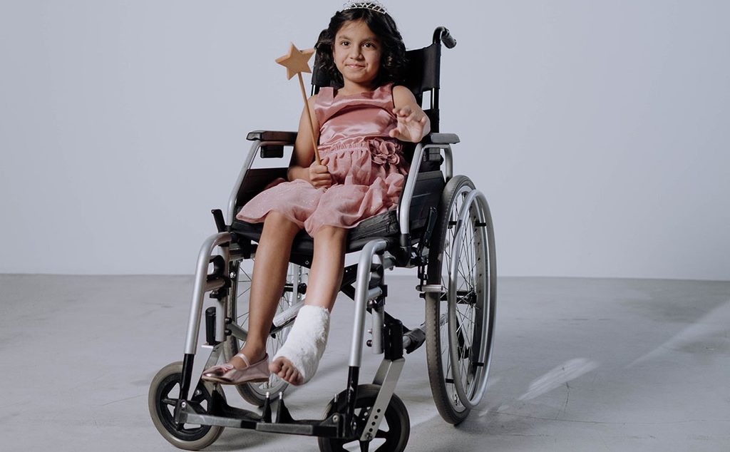 طفلة تعاني من الإعاقة تجلس على الكرسي المتحرّك