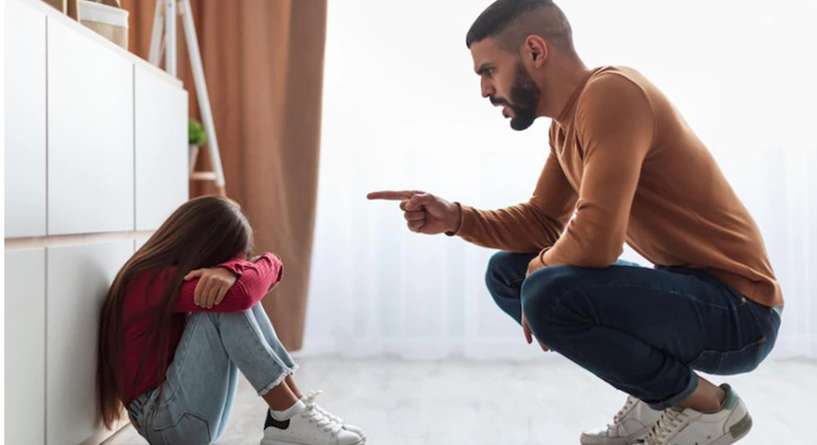 أب صارم مع طفلته