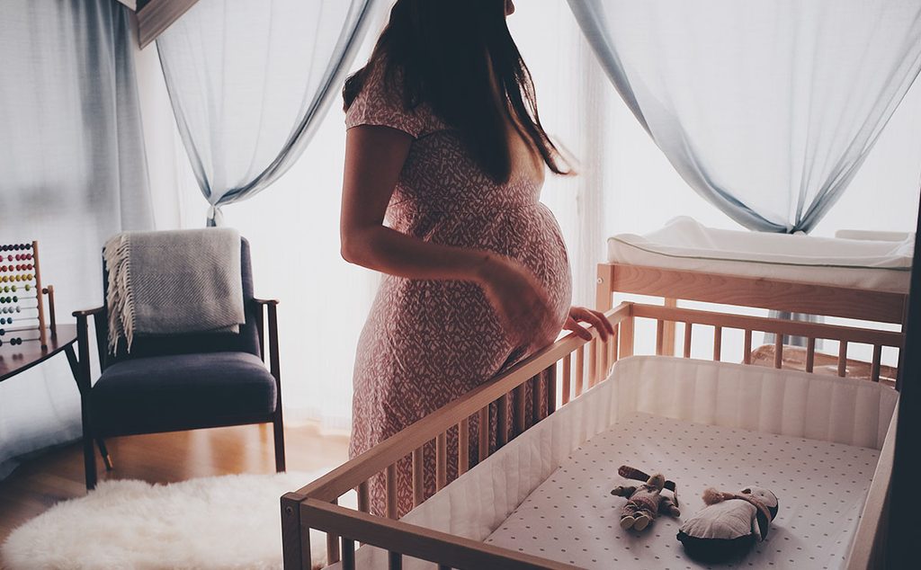 حامل تحضّر غرفة طفلها قبل ولادته