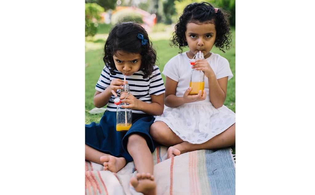 صورة لطفلتين تشربان عصير الليمون