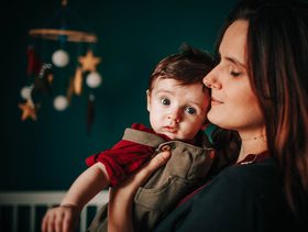 سبب بكاء الام عندما ترسل ابنها الى الحضانة