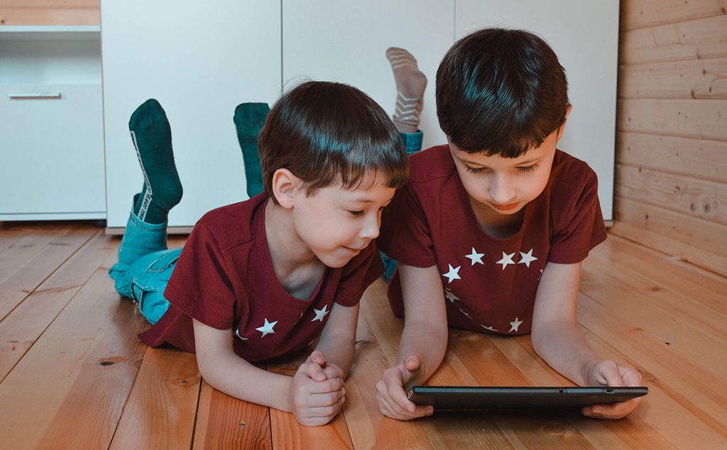 طفلان يشاهدان فيديو على التابليت