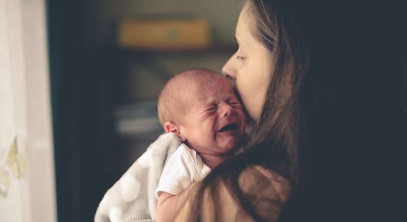 اسباب استجابة الأمهات لبكاء الطفل بثواني