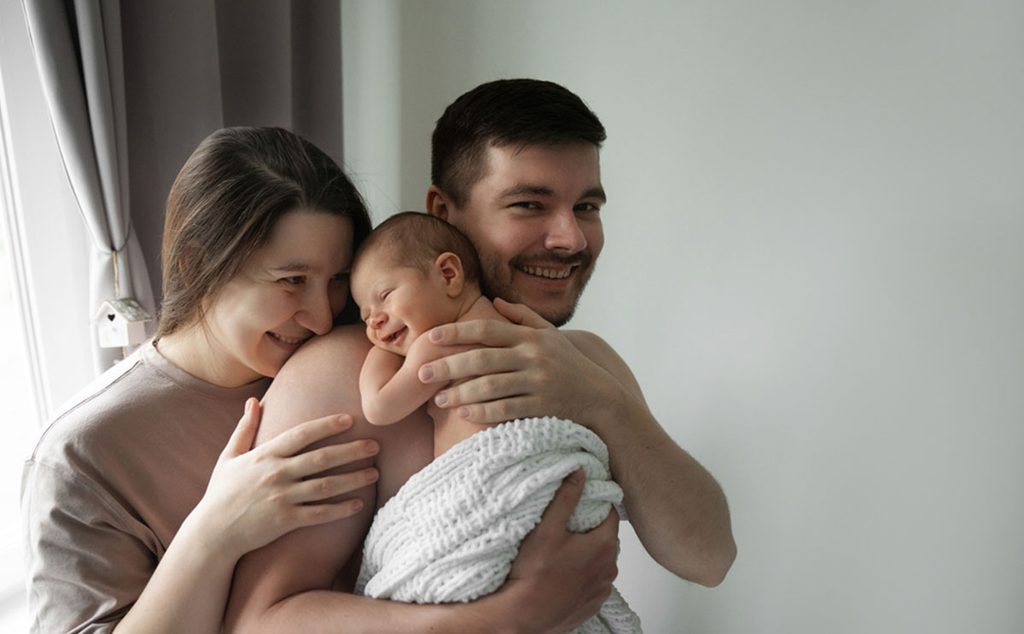 أم وأب في صورة رائعة مع مولودهما الجديد