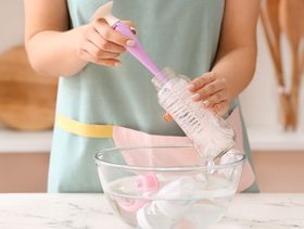 ماما للمرّة الأولى: نسيت أن أعقّم قارورة الحليب!