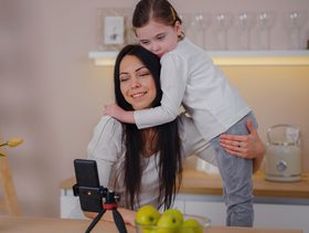 التسويق للامومة المثالية على السوشيل ميديا وتأثيره على صحة الام النفسية