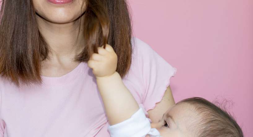 الفرق بين الرضاعة الطبيعية لطفلك الأول والثاني