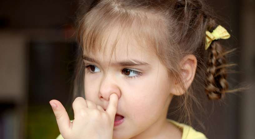 لماذا يضع الأطفال اصبعهم في انفهم