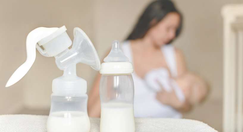 دراسة جديدة تكشف عن جزئيات بلاستيكية في حليب الأم