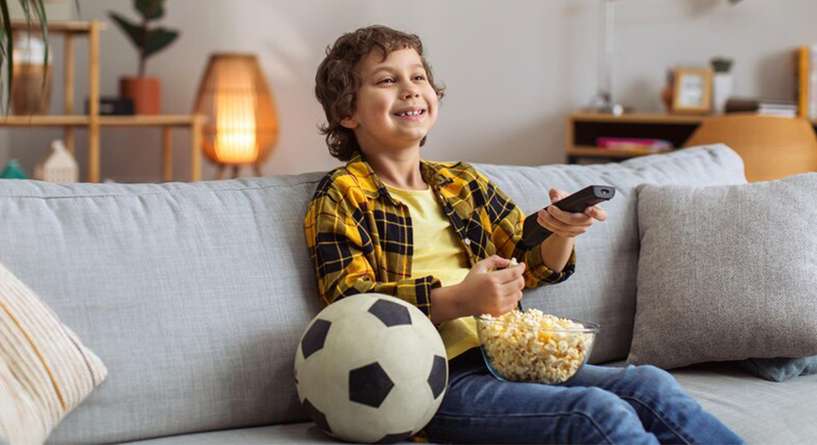 طفل يشاهد المونديال