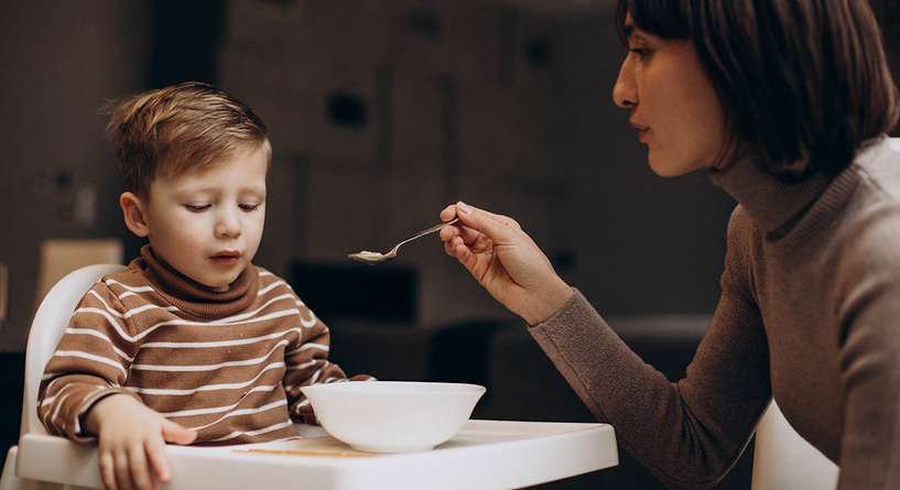 طعام الطفل وتحديات الأم