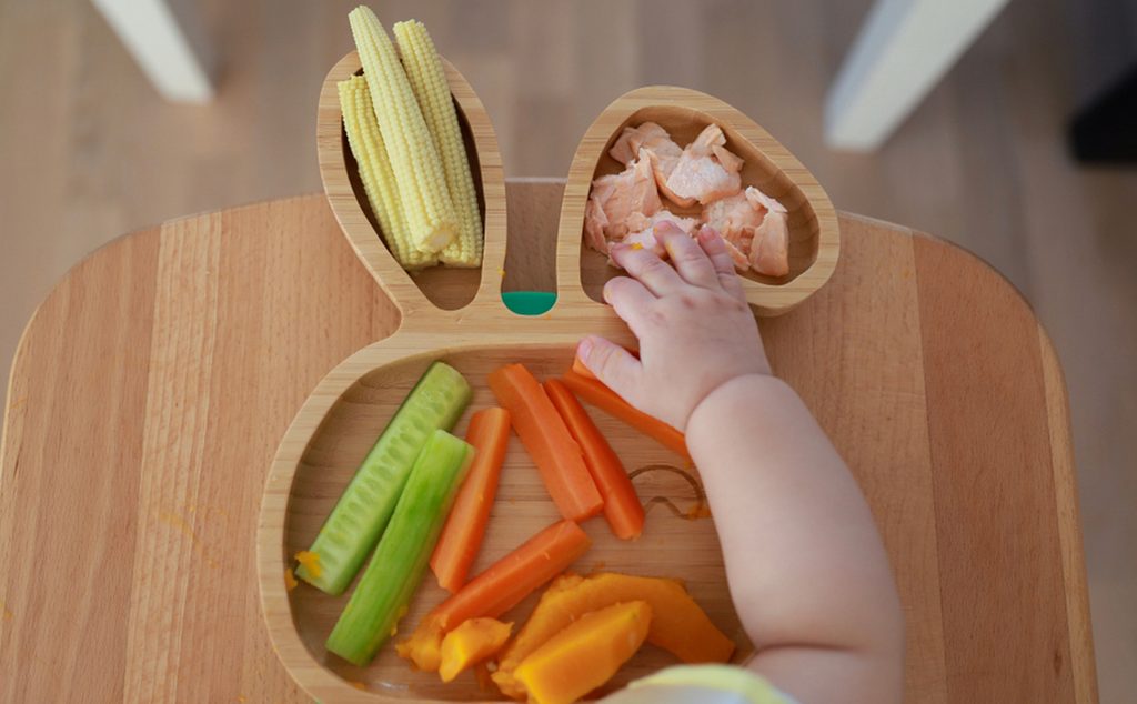 طفل رضيع يأكل الأطعمة الصلبة غير المهروسة
