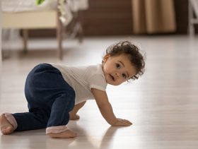 الرضيع في الحجر أبطأ في التواصل وأسرع في الزحف