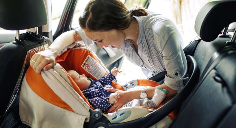 لماذا يجب أن يركب الأطفال دائمًا في المقعد الخلفي للسيارة؟