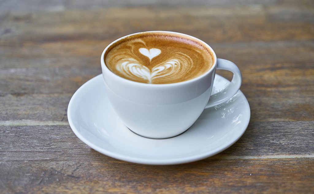 فنجان قهوة مزيّن برسمة قلب