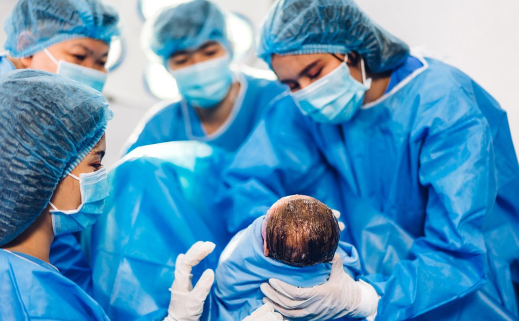 الطاقم الطبي يستخرج مولودًا جديدًا من بطن أمّه