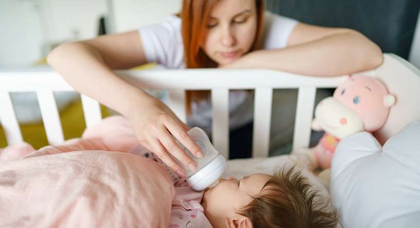 اسباب عدم إعطاء الرضيع زجاجة الحليب في السرير