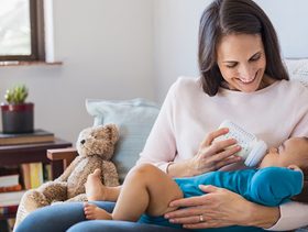 تسخين الحليب الاصطناعي للطفل