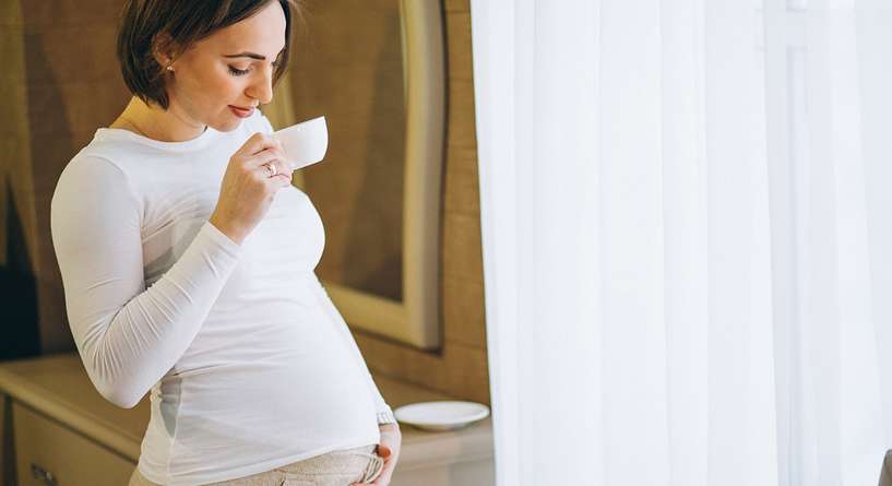 الكميات الموصى بها من الكافيين أثناء الحمل تضر بالجنين