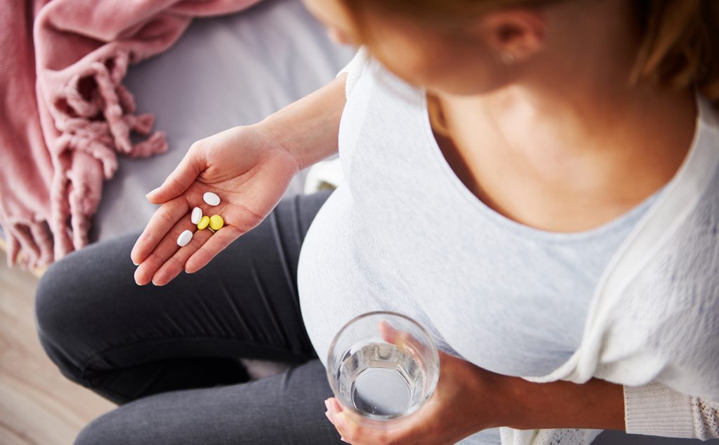 إمرأة حامل تتناول الأدوية