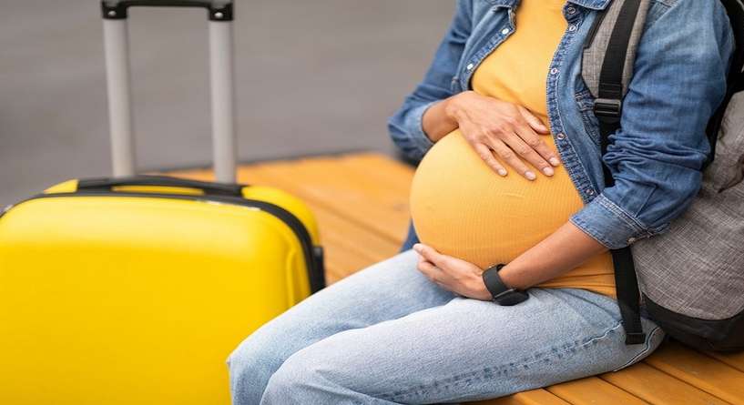 امرأة حامل على متن الطائرة