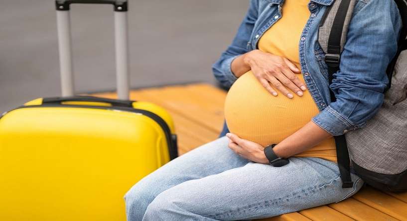 امرأة حامل على متن الطائرة