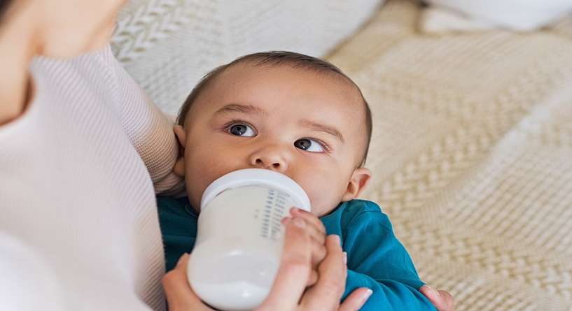 طفل يشرب الحليب