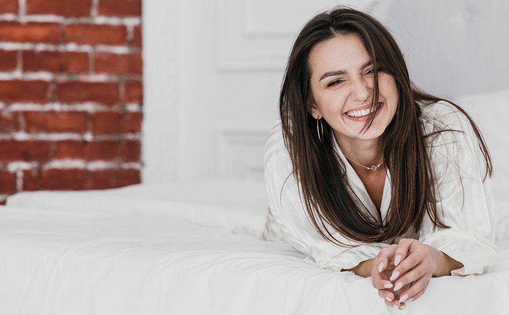 إمرأة سعيدة في الفراش